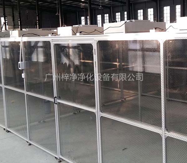 潔凈棚采用工業(yè)鋁材（或不銹鋼方通、鐵方通噴塑）作為框架，風機濾網(wǎng)機組（FFU）送風，四周懸掛防靜電垂簾（或鋼化玻璃），其內(nèi)部凈化級別可達到100-10000級。
