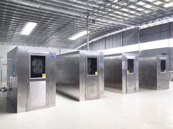 風(fēng)淋室是人進(jìn)入潔凈室所必需的通道，它可以減少進(jìn)出潔凈室所帶來(lái)的污染問(wèn)題