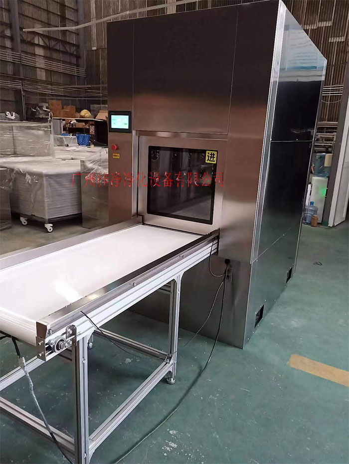 輸送帶傳遞窗還可吹淋被傳遞物品的表面，防止物品可能攜帶塵埃進入潔凈室。