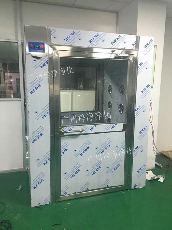 防爆風(fēng)淋室是指風(fēng)淋室的電機(jī)、指示燈、照明燈、接線管必須嚴(yán)格按照防爆標(biāo)準(zhǔn)