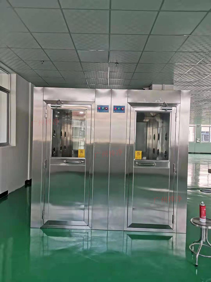 風淋室主要功能是通過快速氣流的作用，去除人員和物料表面攜帶的塵埃和微生物，以確保進入潔凈室的人員和物料不會污染車間環(huán)境。