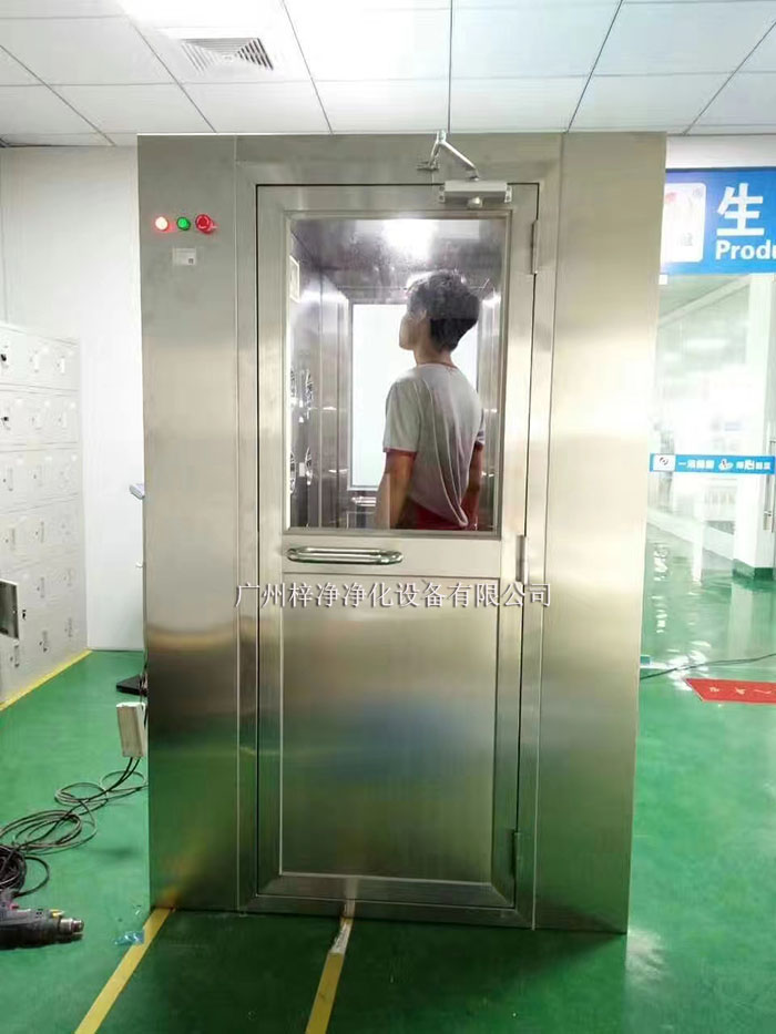 風(fēng)淋室工作原理是通過高速氣流的沖擊，有效清除進入潔凈室的人員、物料表面攜帶的塵埃和污染物。