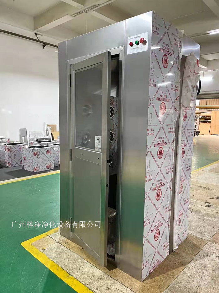 在安裝全不銹鋼風(fēng)淋室通道之前，首先需確定全不銹鋼風(fēng)淋室位置