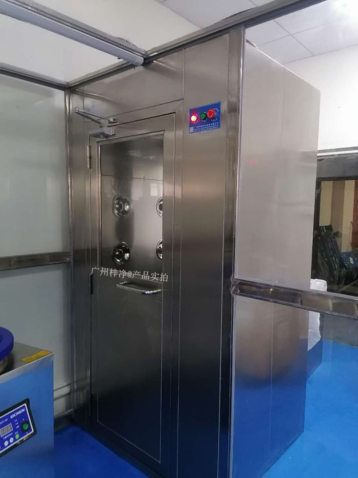 藥行業(yè)實(shí)驗(yàn)室的風(fēng)淋室可以根據(jù)實(shí)驗(yàn)室的具體需求進(jìn)行定制，包括風(fēng)淋室尺寸、風(fēng)淋室風(fēng)速、風(fēng)淋室高效空氣過濾器過濾效率等，以適應(yīng)不同實(shí)驗(yàn)活動(dòng)的需要。